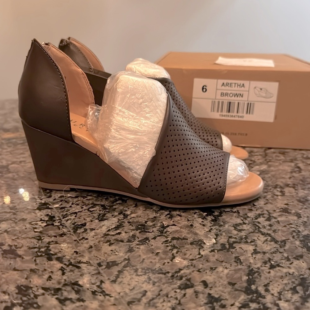 Journee Collection Aretha Brown peep toe wedge NIB 6